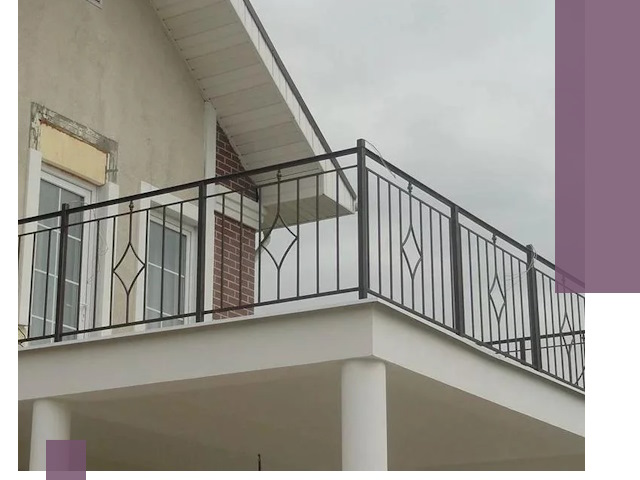 Изготовление балконных ограждений в Невинномысске из металла и стекла